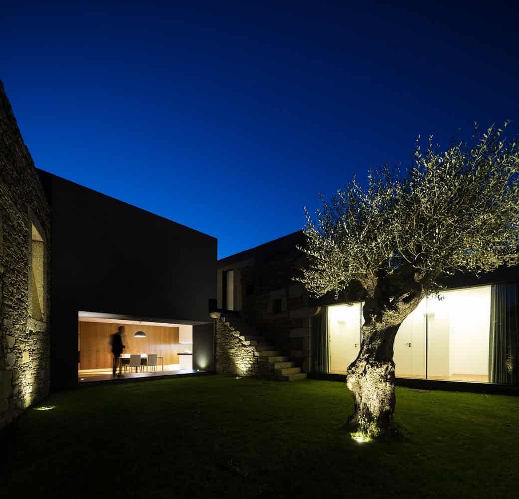 The Old And New Vigário House by AND-RÉ in Portugal The Old And New Vigário House by AND-RÉ in Portugal (8)
