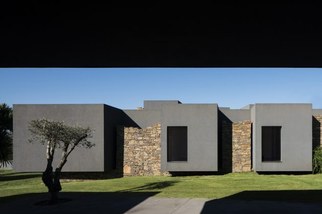 The Old And New Vigário House by AND-RÉ in Portugal (18)