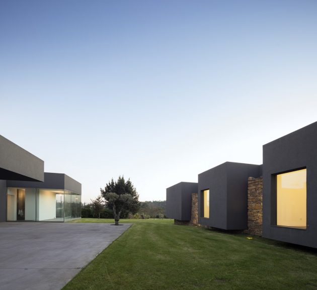 The Old And New Vigário House by AND-RÉ in Portugal (21)