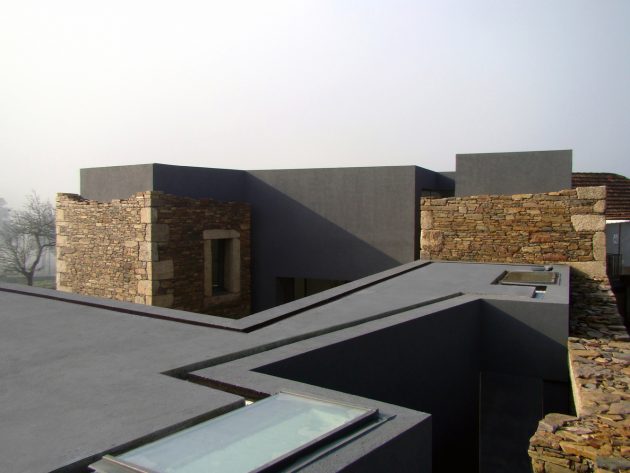 The Old And New Vigário House by AND-RÉ in Portugal (6)