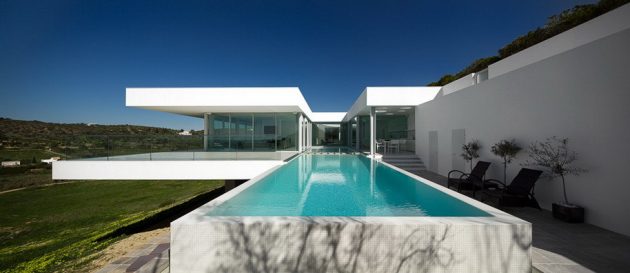 Villa Escarpa by Mario Martins in Luz, Portugal