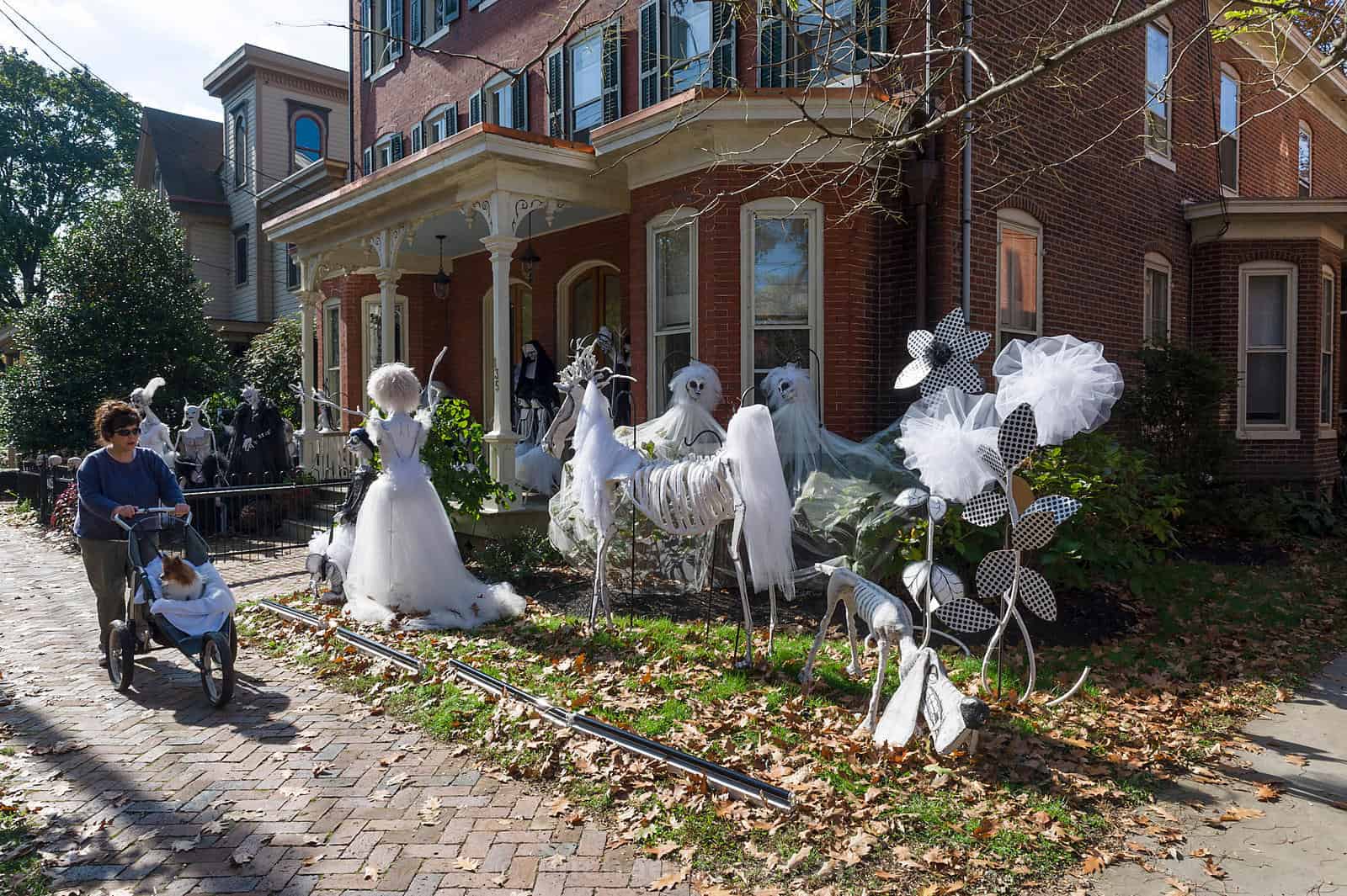 19 Most Fascinating Outdoor Halloween Decorations That Everyone Will Be Admired Of