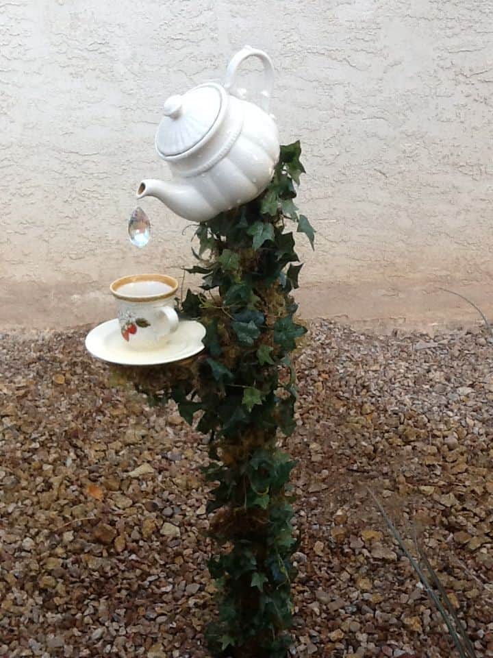 17 Irresistible DIY Teapot Garden Decorations That You Shouldn't Miss 12