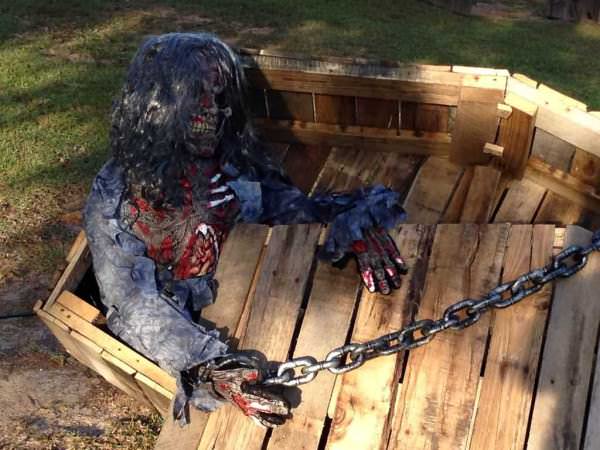 18 Truly Fascinating DIY Halloween Decorations Made Of Reclaimed Wood