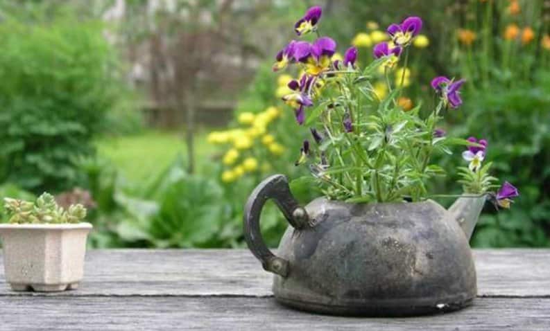 17 Irresistible DIY Teapot Garden Decorations That You Shouldn't Miss 13