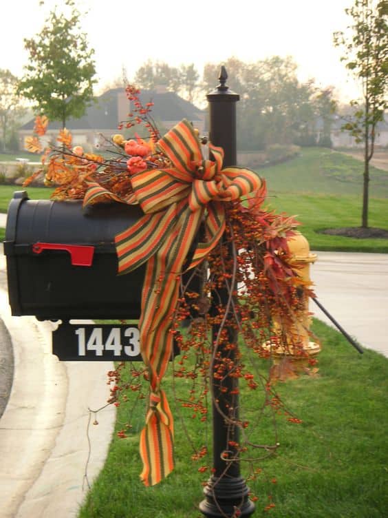 18 Fascinating Outdoor Fall Decorations That You Shouldn't Miss