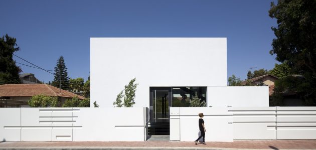 Ramat Gan House 2 by Pitsou Kedem Architects in Ramat Gan, Israel (1)