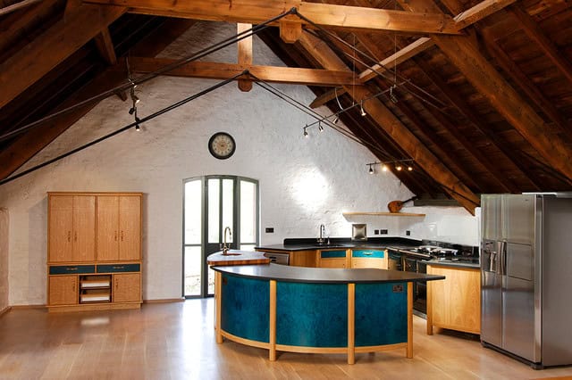16 Super Functional Attic Kitchens That Will Impress You 10