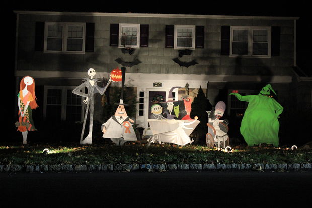 19 Super Easy DIY Outdoor Halloween Decorations That Look So Creepy & Spooky
