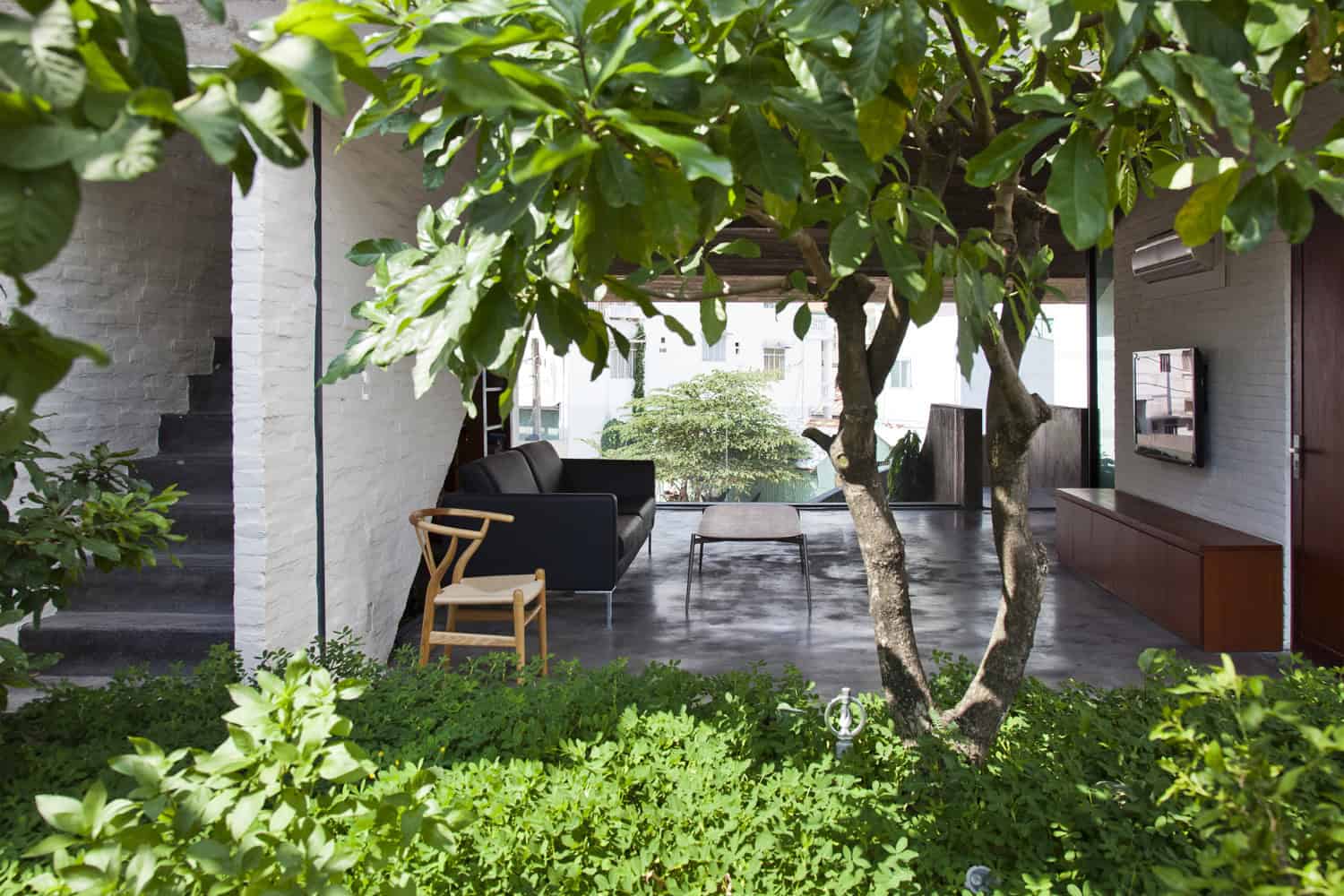 Binh Thanh House by Vo Trong Nghia Architects + NISHIZAWAARCHITECTS in Vietnam binh-thanh-house-by-vo-trong-nghia-architects-nishizawaarchitects-in-vietnam-6