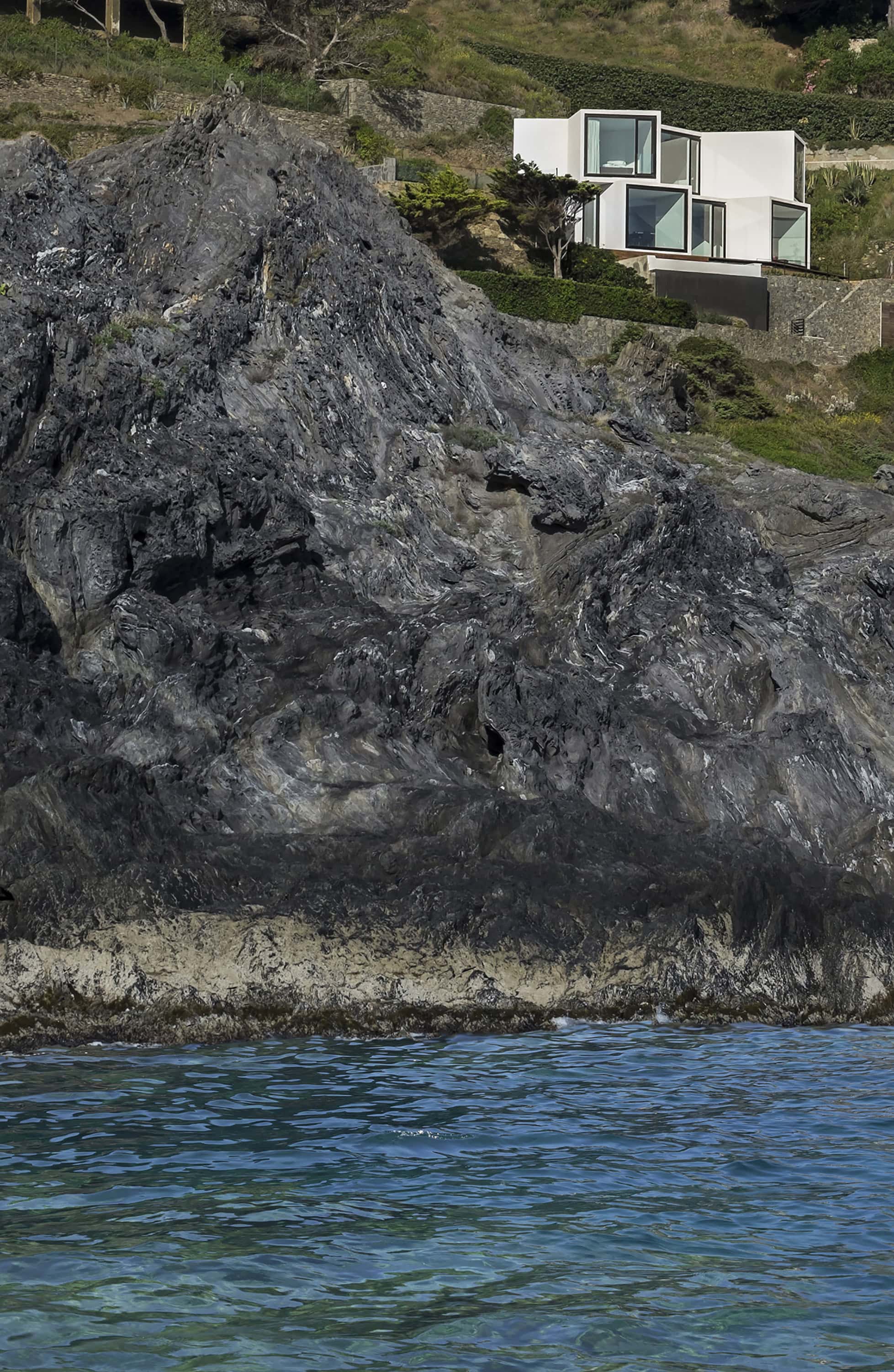 Sunflower House by Cadaval & Solà-Morales in Girona, Spain sunflower-house-by-cadaval-sola-morales-in-girona-spain-4