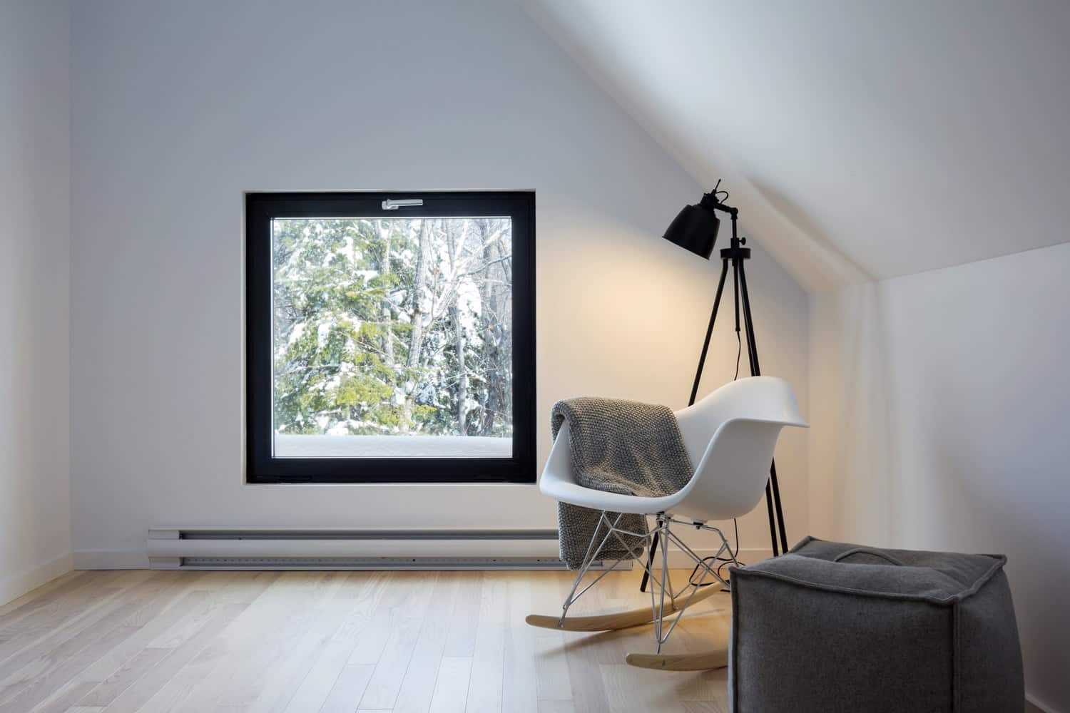 villa-boreale-by-cargo-architecture-in-charlevoix-canada-10