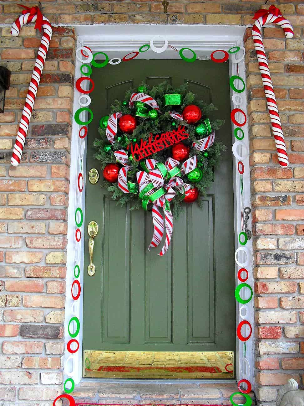 21 Extravagant Christmas Decorations For Your Front Door 10