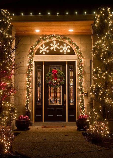 21 Extravagant Christmas Decorations For Your Front Door