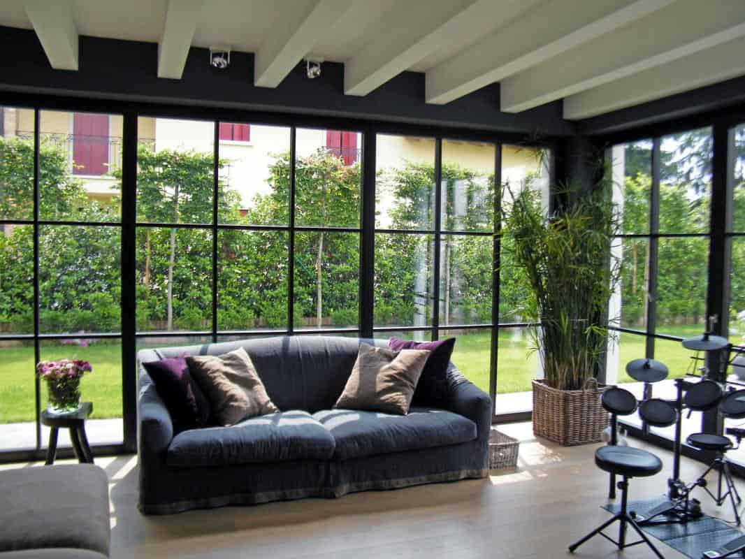 18 Striking Living Room Designs With Glass Walls That You Must See 2