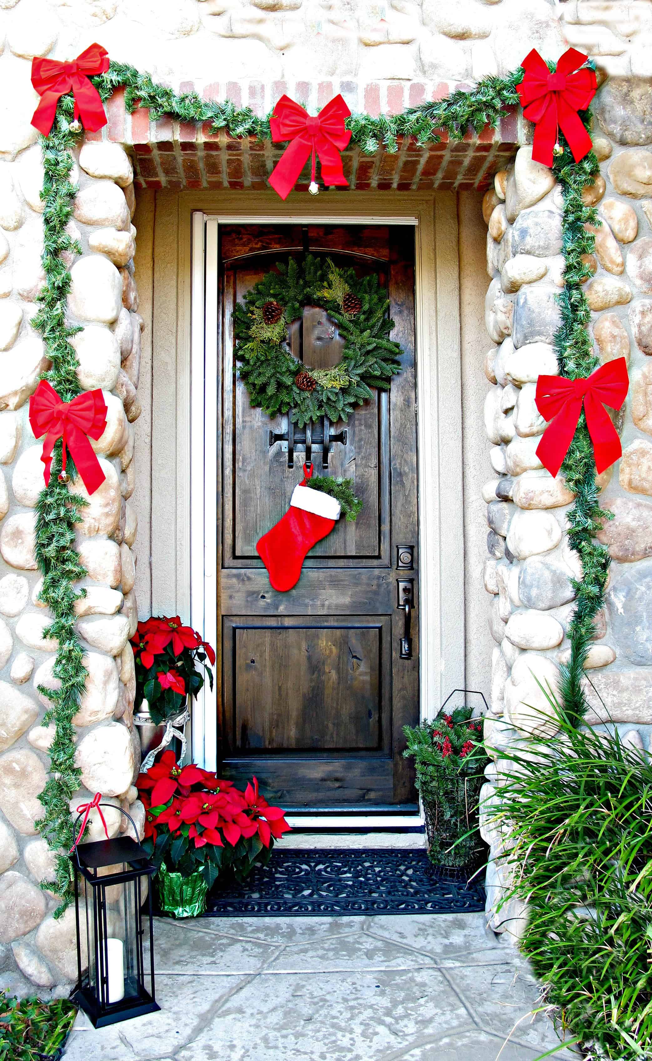 21 Extravagant Christmas Decorations For Your Front Door 2