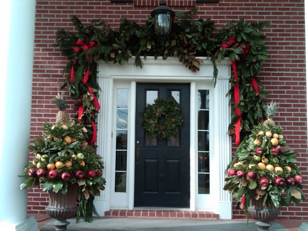 21 Extravagant Christmas  Decorations  For Your Front  Door 