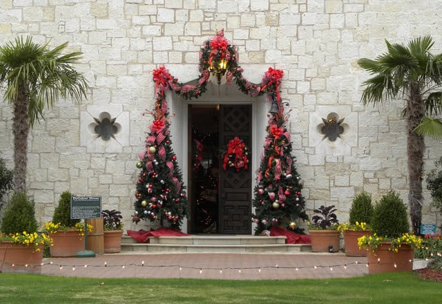 21 Extravagant Christmas Decorations For Your Front Door 8
