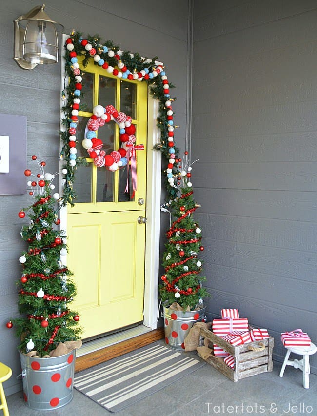 21 Extravagant Christmas Decorations For Your Front Door 9