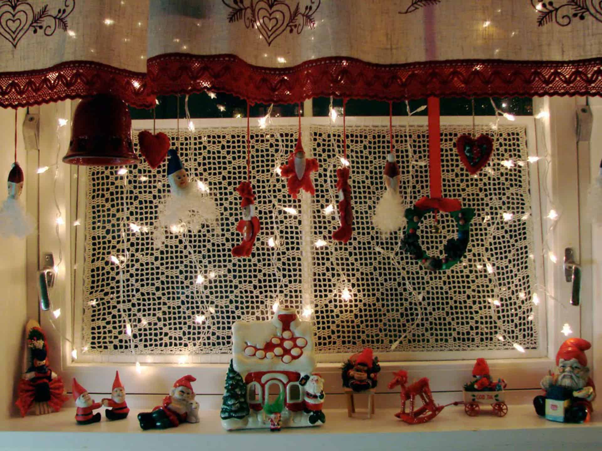 21 Insanely Genius Ideas To Decorate The Kitchen In Christmas Spirit For Free 9
