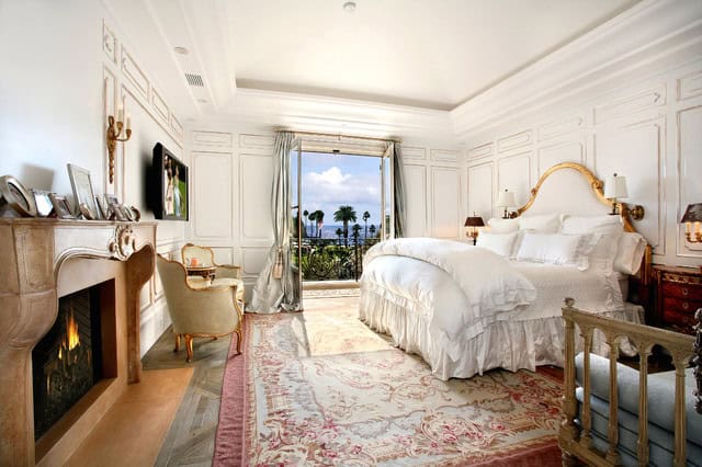 18 Impressive French Style Bedrooms That No One Can Resist 11