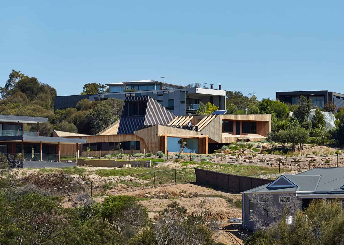 Split House by BKK Architects in Port Phillip Bay, Australia split-house-by-bkk-architects-in-port-phillip-bay-australia-12