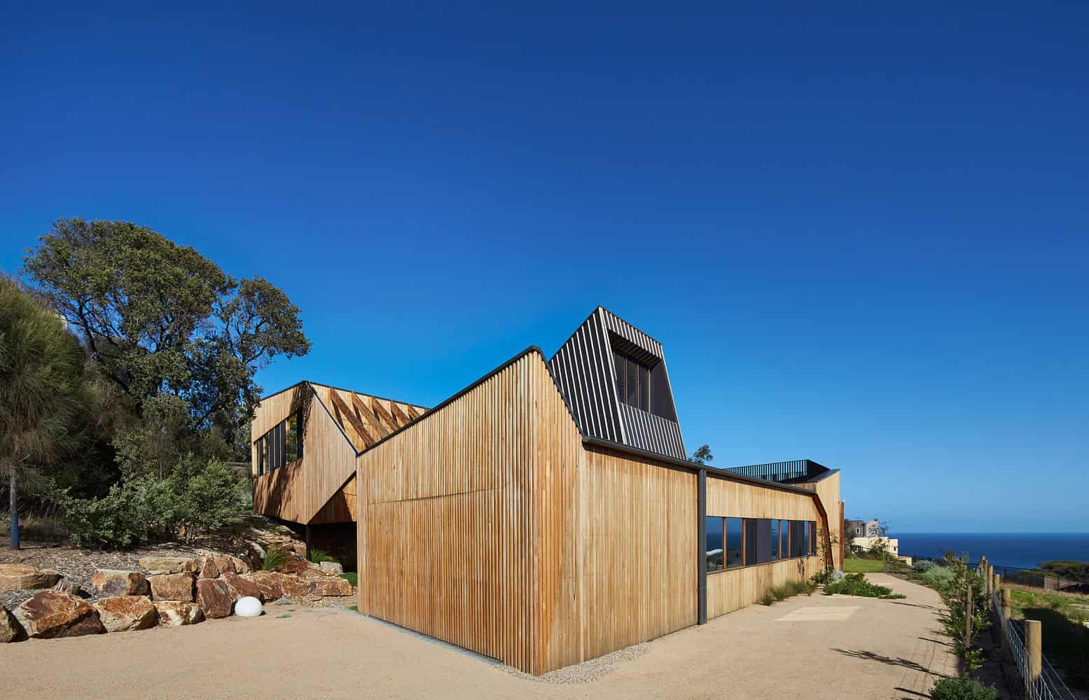 Split House by BKK Architects in Port Phillip Bay, Australia split-house-by-bkk-architects-in-port-phillip-bay-australia-17