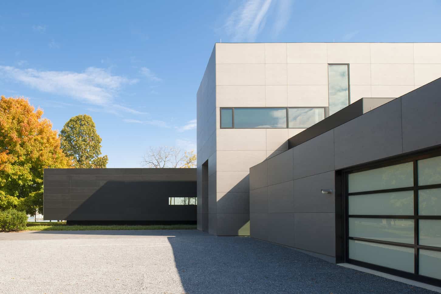 Tred Avon River House by Robert M. Gurney Architect – A Minimalist Riverfront Retreat in Maryland