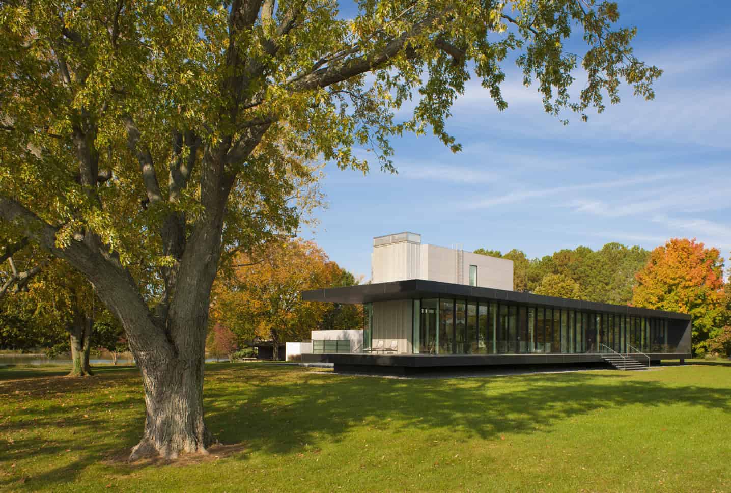 Tred Avon River House by Robert M. Gurney Architect – A Minimalist Riverfront Retreat in Maryland