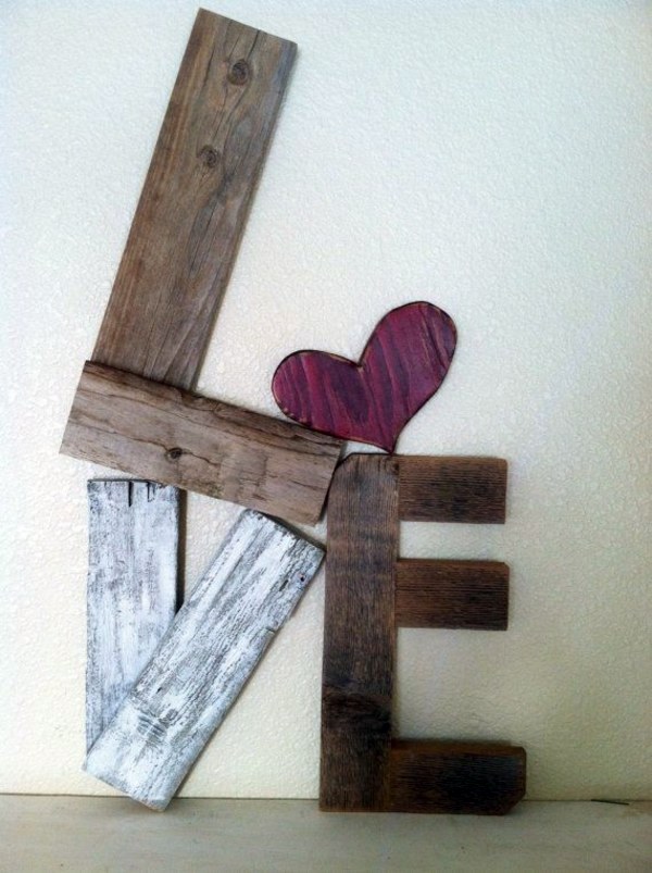 19 Totally Amazing DIY Pallet Crafts For Valentine's Day
