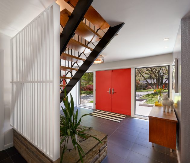 17 Captivating Mid-Century Modern Entrance Designs That Simply Invite You Inside