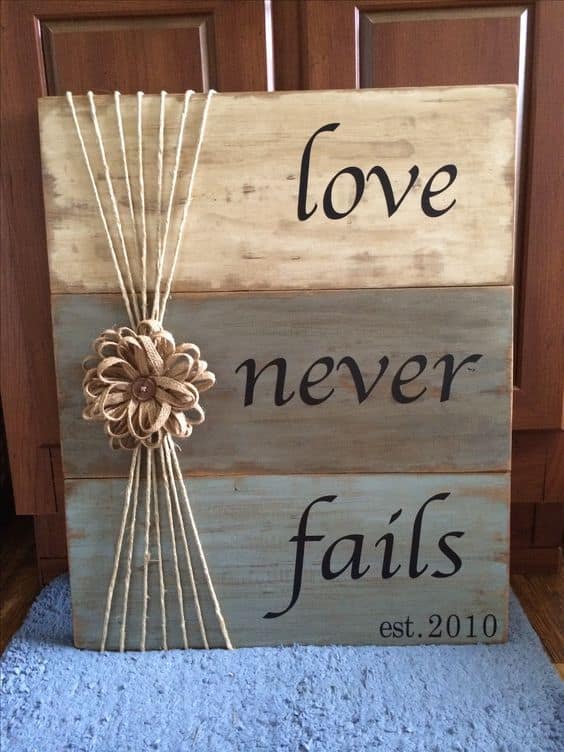 19 Totally Amazing DIY Pallet Crafts For Valentine's Day