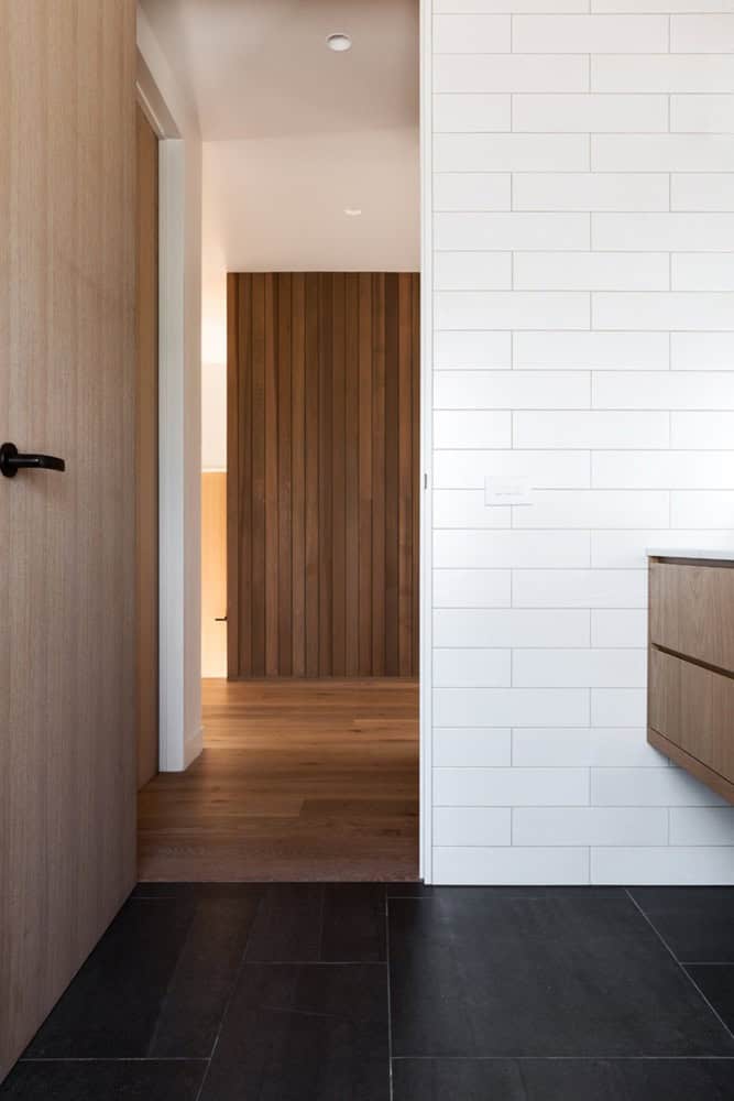 House Under Eaves by MRTN Architects in Point Wells, New Zealand House Under Eaves by MRTN Architects in Point Wells, New Zealand