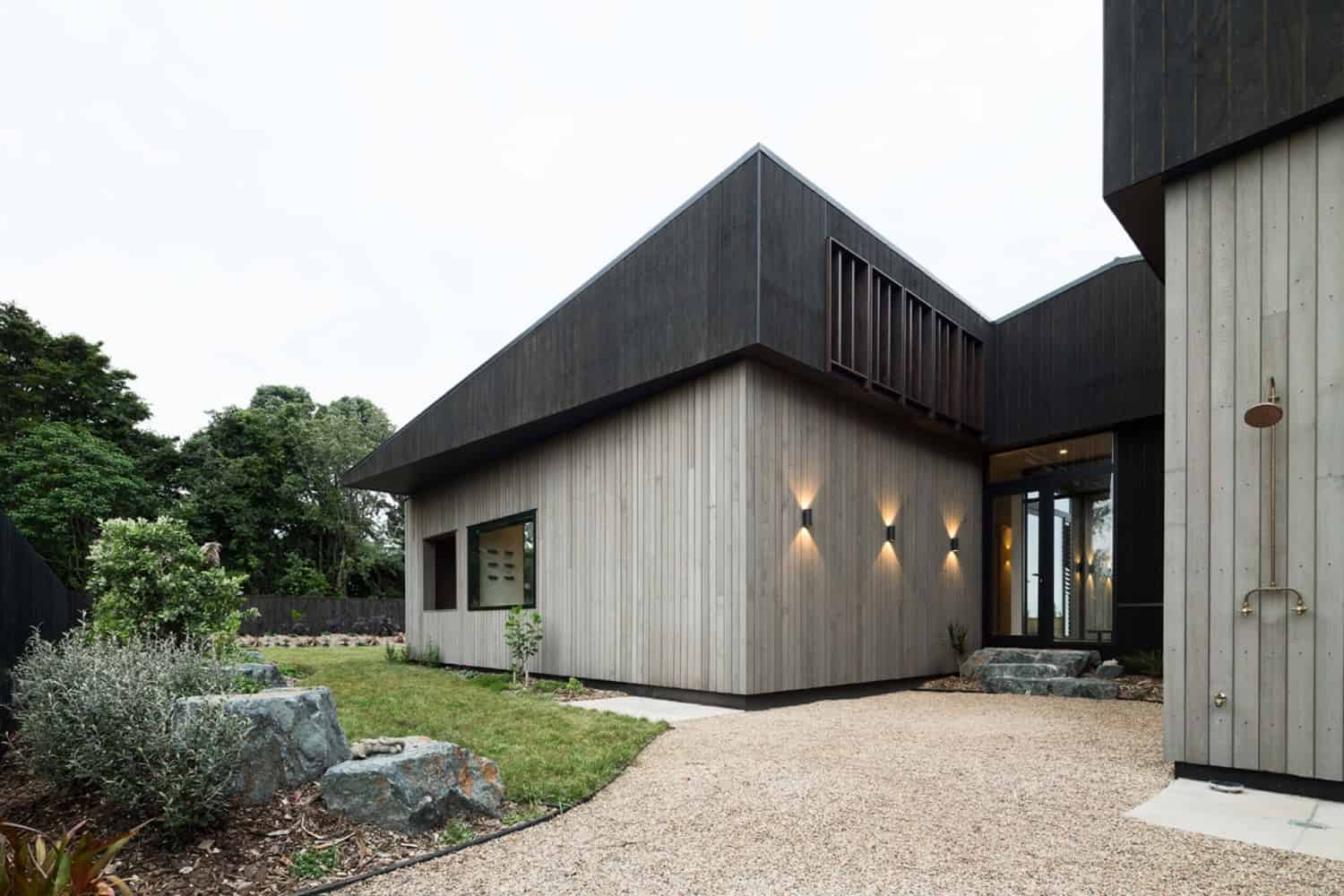 House Under Eaves by MRTN Architects in Point Wells, New Zealand House Under Eaves by MRTN Architects in Point Wells, New Zealand