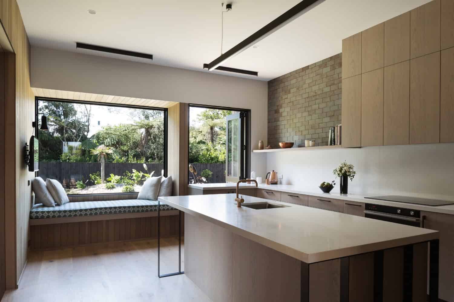 House Under Eaves by MRTN Architects in Point Wells, New Zealand House Under Eaves by MRTN Architects in Point Wells, New Zealand