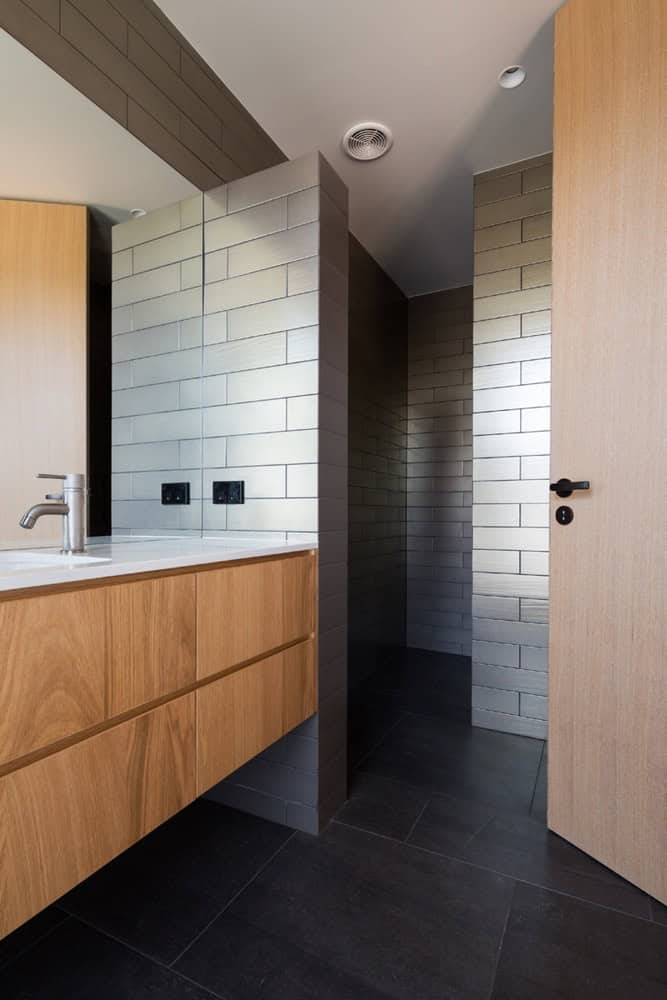 House Under Eaves by MRTN Architects in Point Wells, New Zealand House Under Eaves by MRTN Architects in Point Wells, New Zealand