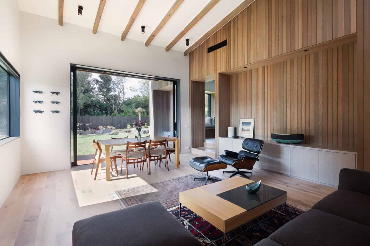 House Under Eaves by MRTN Architects in Point Wells, New Zealand House Under Eaves by MRTN Architects in Point Wells, New Zealand