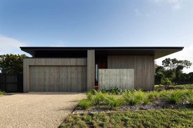 House Under Eaves by MRTN Architects in Point Wells, New Zealand