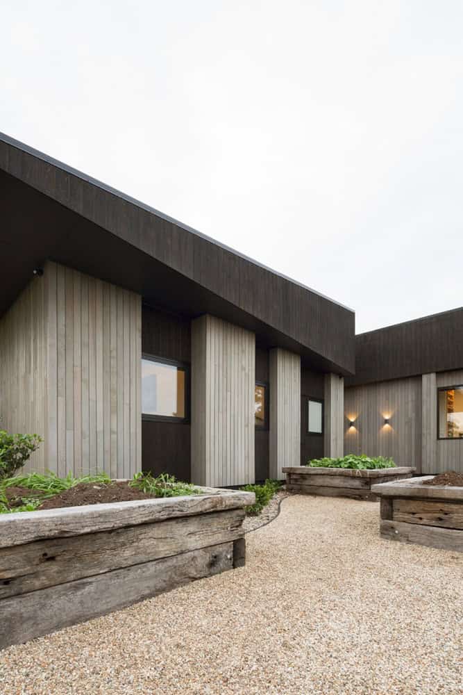 House Under Eaves by MRTN Architects in Point Wells, New Zealand House Under Eaves by MRTN Architects in Point Wells, New Zealand