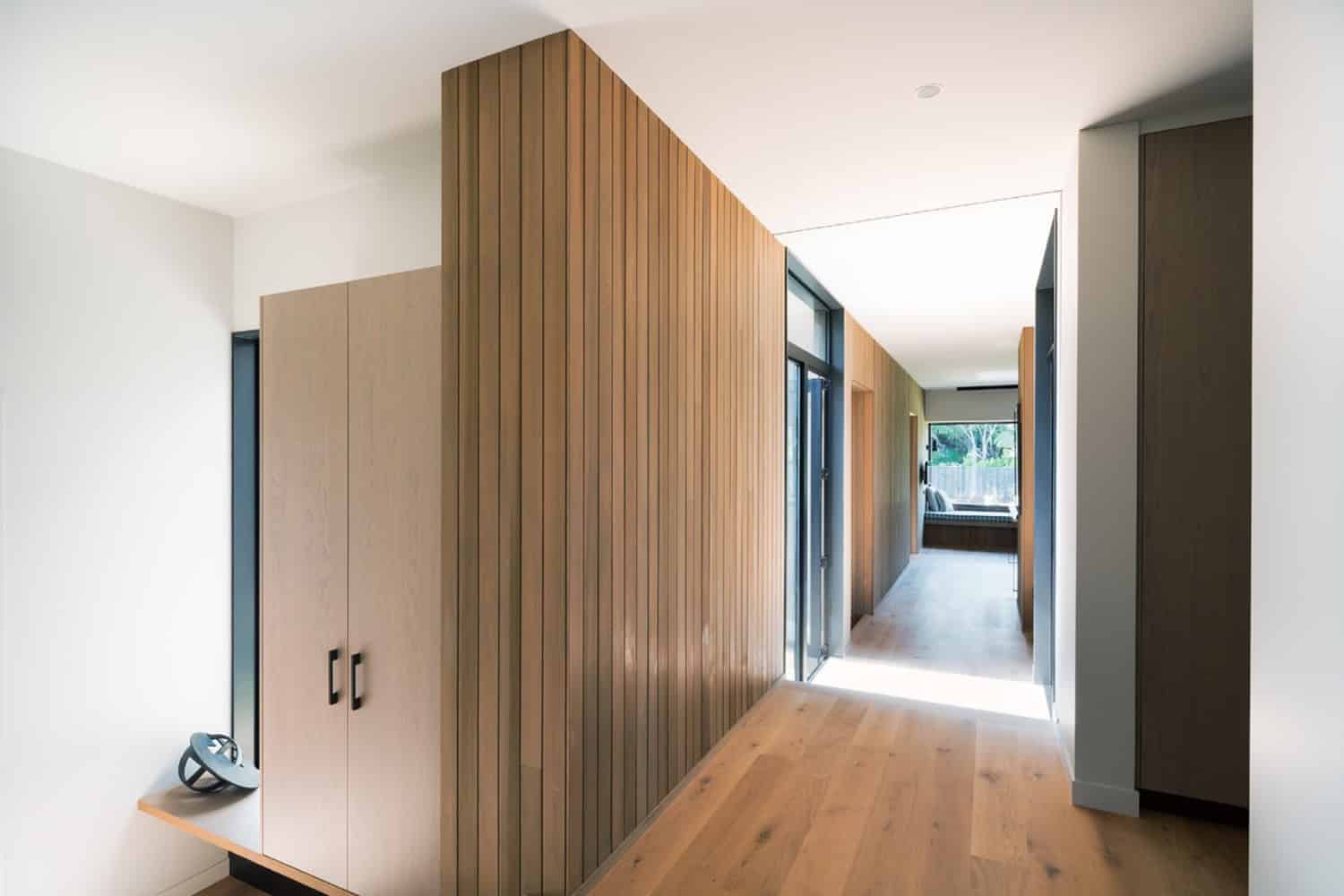 House Under Eaves by MRTN Architects in Point Wells, New Zealand House Under Eaves by MRTN Architects in Point Wells, New Zealand