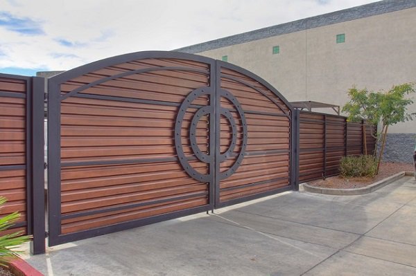 17 Elegant Gates To Transform Your Yard Into Inviting Place