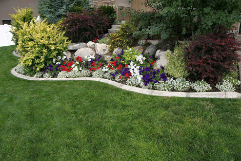 16 Small Flower Gardens That Will Beautify Your Outdoor Space