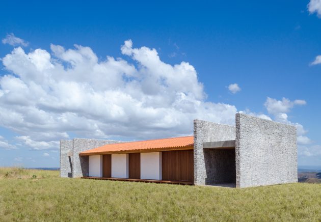 ER House by Estúdio MRGB in Padre Bernardo, Brasil