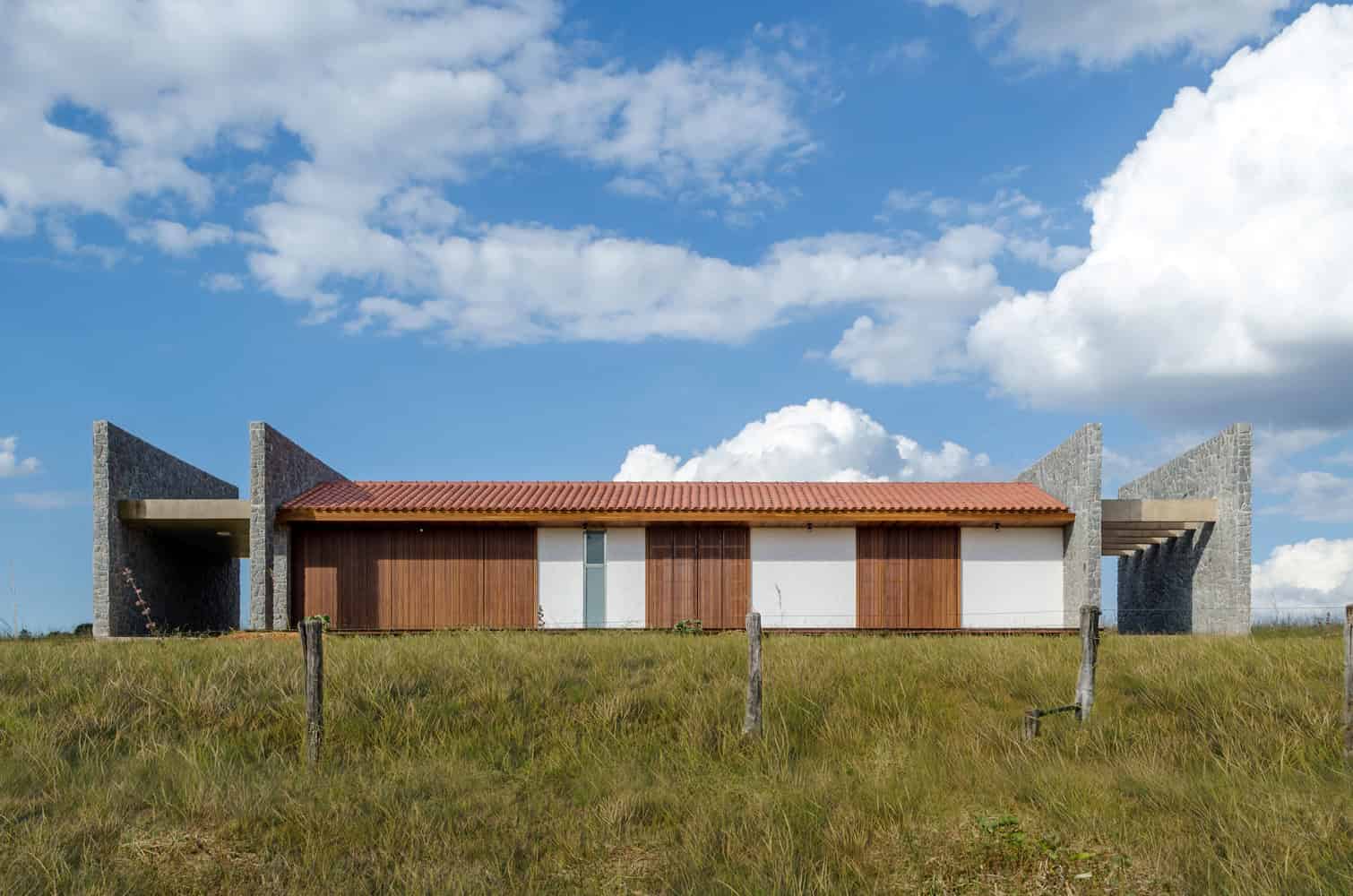 ER House by Estúdio MRGB in Padre Bernardo, Brasil ER House by Estúdio MRGB in Padre Bernardo, Brasil