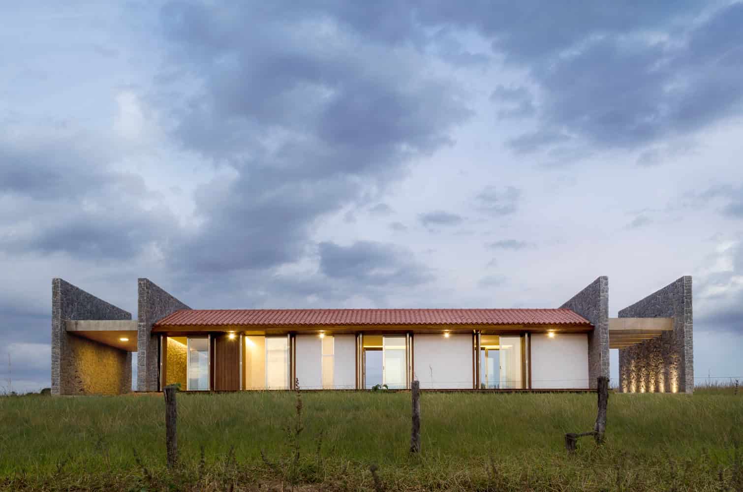 ER House by Estúdio MRGB in Padre Bernardo, Brasil ER House by Estúdio MRGB in Padre Bernardo, Brasil