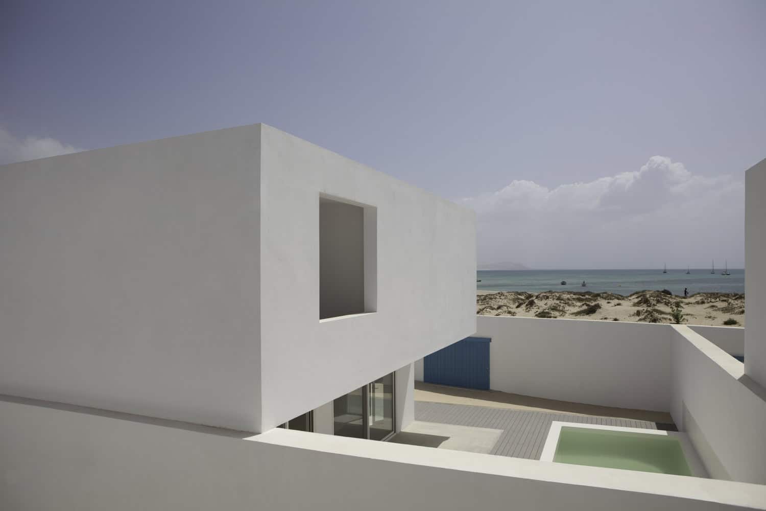 House in Estoril Beach by José Adrião Arquitectos in Praia do Estoril, Cape Verde House in Estoril Beach by José Adrião Arquitectos in Praia do Estoril, Cape Verde