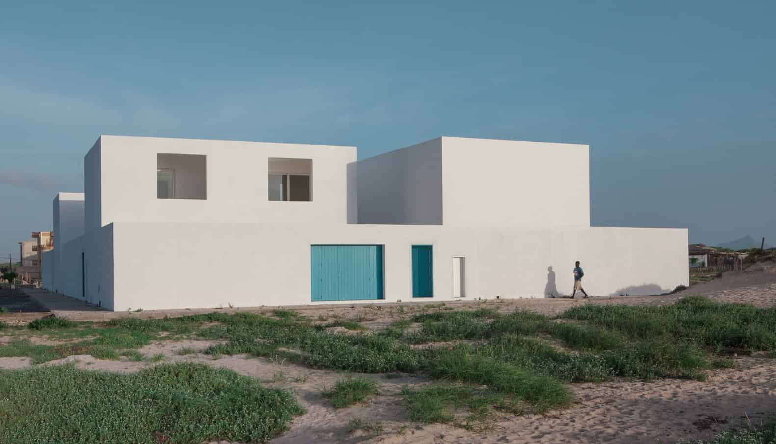 House in Estoril Beach by José Adrião Arquitectos in Praia do Estoril, Cape Verde House in Estoril Beach by José Adrião Arquitectos in Praia do Estoril, Cape Verde