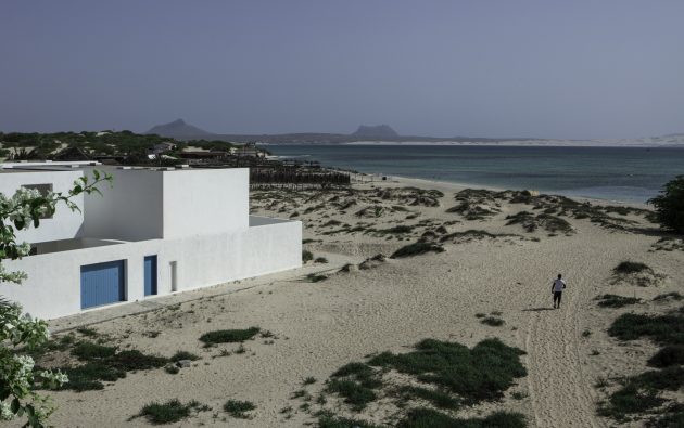 House in Estoril Beach by José Adrião Arquitectos in Praia do Estoril, Cape Verde