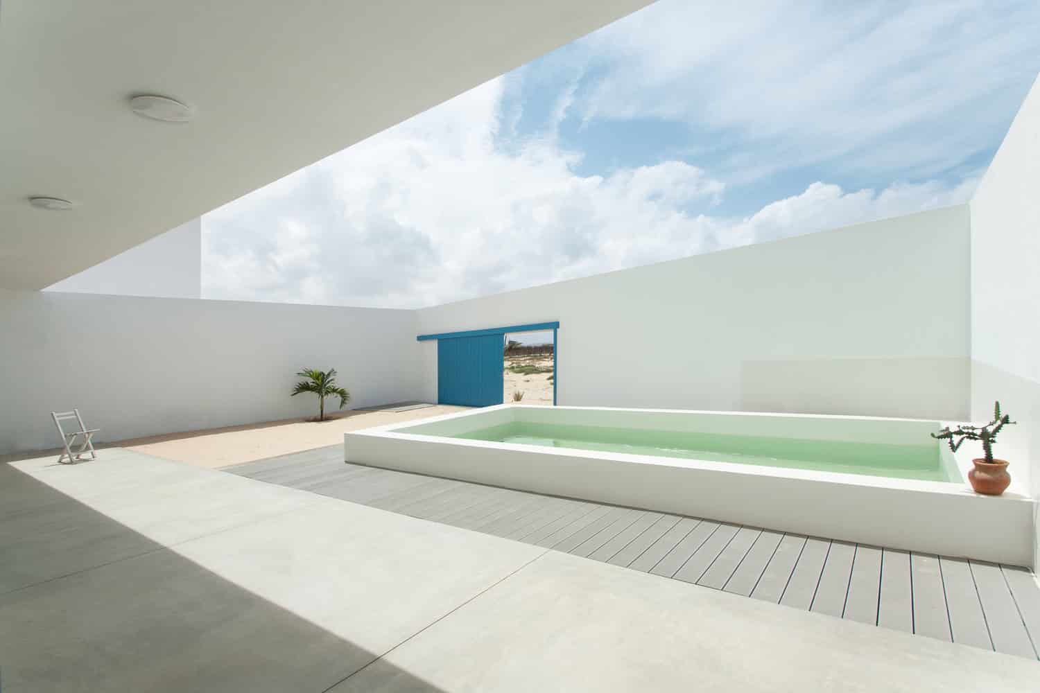 House in Estoril Beach by José Adrião Arquitectos in Praia do Estoril, Cape Verde House in Estoril Beach by José Adrião Arquitectos in Praia do Estoril, Cape Verde