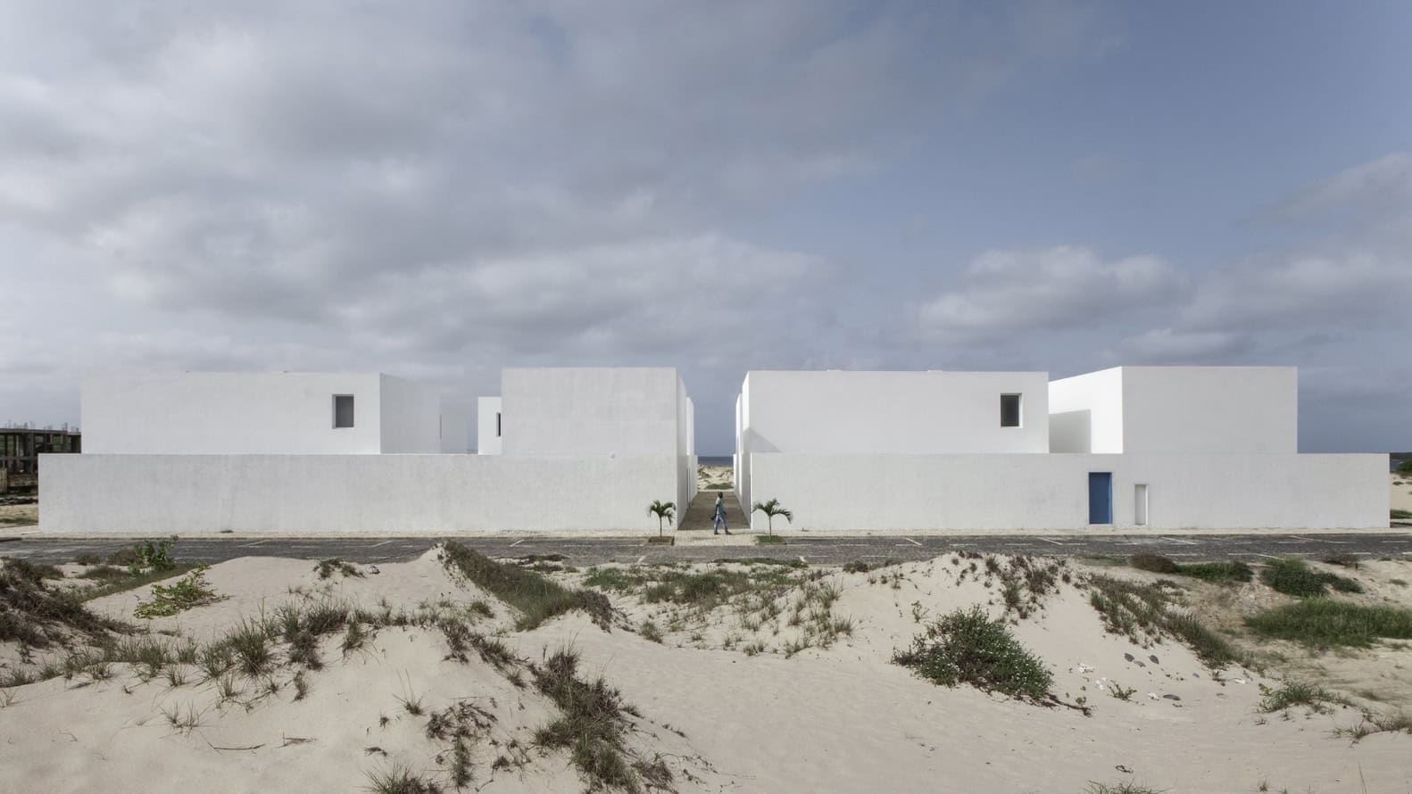 House in Estoril Beach by José Adrião Arquitectos in Praia do Estoril, Cape Verde